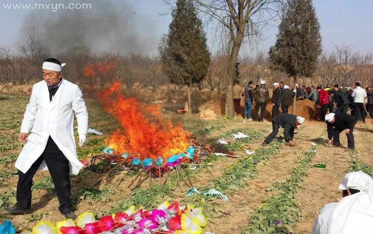 孕妇梦见血腥场面_梦见办丧事的场面_梦见丧事和喜事一起办