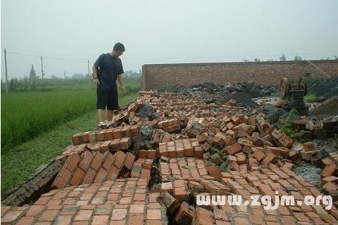 梦见下大雨房子墙脱落_梦见石头墙塌方_梦见墙倒了