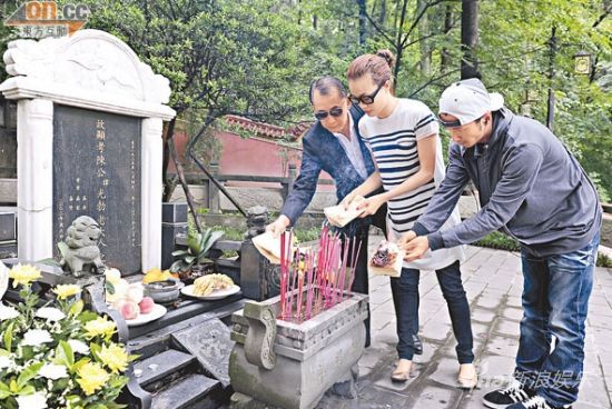 谢霆锋、容祖儿、杨受成祭拜