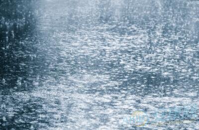 梦见下雨发大水了_女人梦见下雨发洪水_梦见下雨水流进屋里