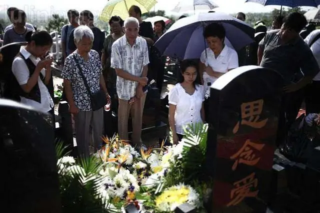 梦见坟墓挖了很多死人_孕妇梦见看到很多坟墓_梦见很多坟墓