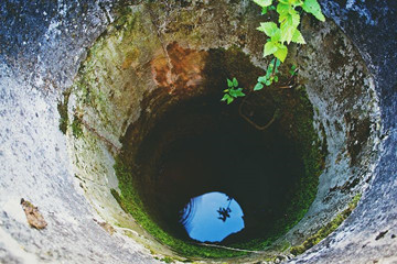 梦见疏通或建造水井