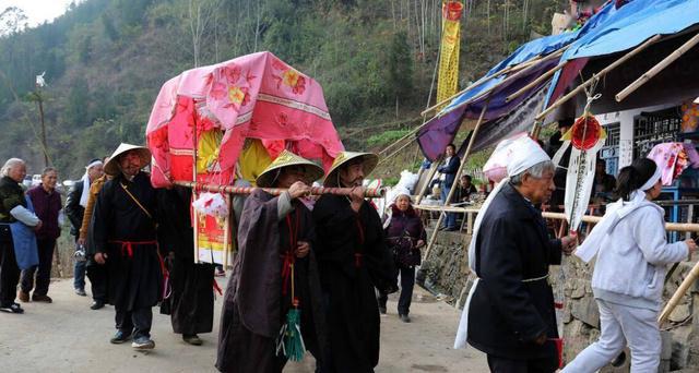 梦见抬死人，梦见老公抬死人