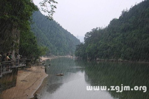 梦见下雨池塘涨水好不好？