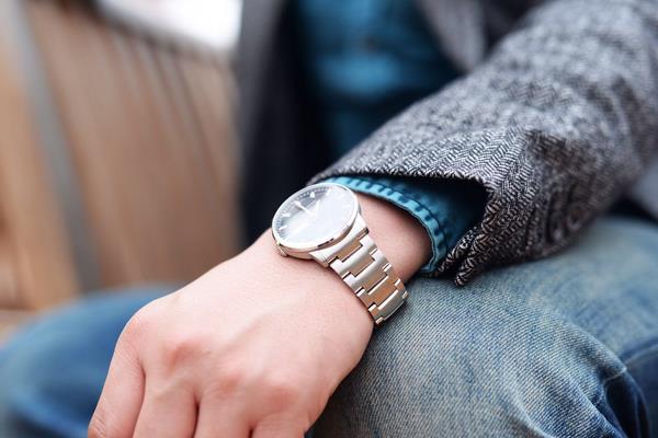 梦见戴手表是什么意思 女人梦到自己戴了一块手表有什么预兆