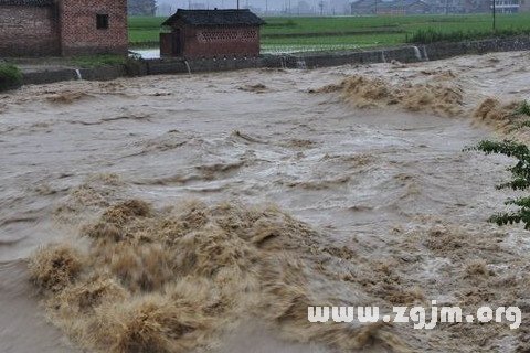 梦见过桥水淹到脚_梦见别人被水淹_梦见水淹房子