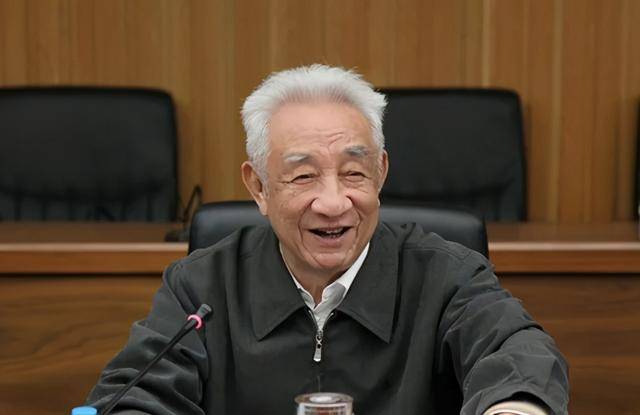 94岁原国务院副总理邹家华的退休生活