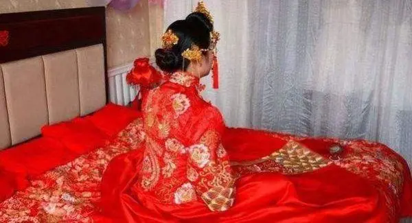 梦见别人结婚新娘子穿红色的衣服_梦见结婚穿红色衣服_梦到穿红色衣服结婚