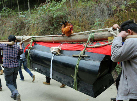 已婚女人梦见棺材和死人_女人梦见别人抬棺材埋葬死人_女人梦见棺材和死人