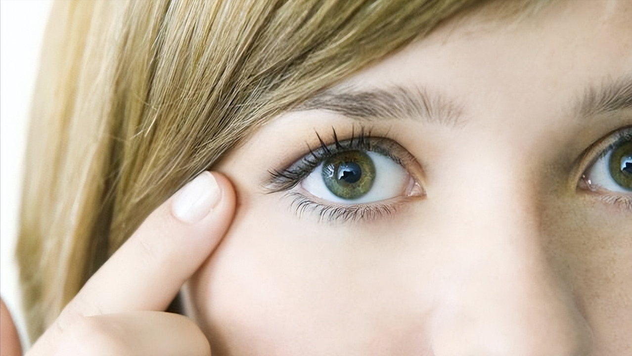 “左眼跳财，右眼跳灾”有科学依据吗？眼皮总跳，小心这4种原因