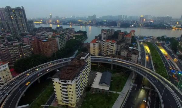 广州“桥中房”背后：被绕过的“钉子户”和被浪费的公共资源