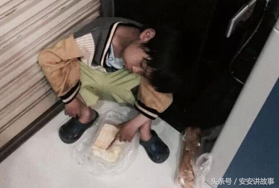 拾荒老人无依无靠，却因当年分给了一个男孩一块饼子，从此衣食无忧