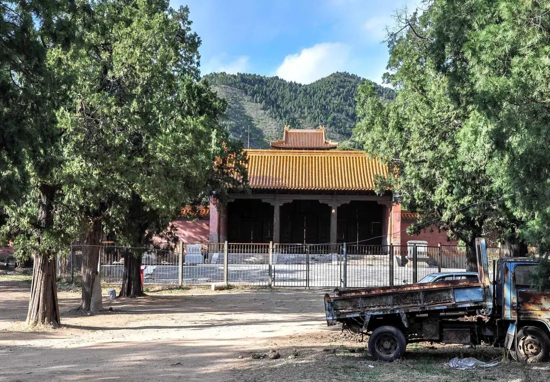 明宪宗朱见深的茂陵，为礼部右侍郎倪岳和钦天监监正李华等卜选