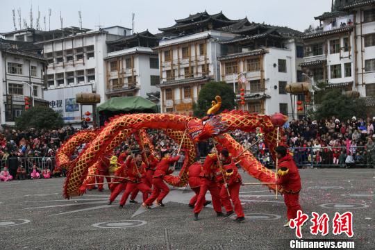 贵州雷山舞龙闹元宵 国际龙灯队赢掌声