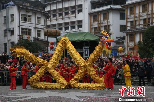 贵州雷山舞龙闹元宵 国际龙灯队赢掌声