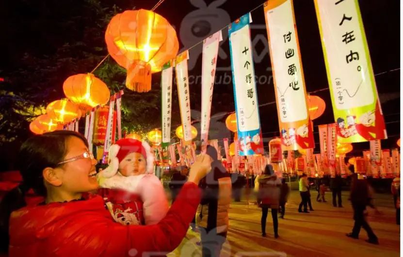 主持人：2月7日是农历元宵佳节，按照民间的传统习俗，过元宵就