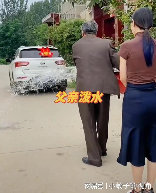 女儿结婚，父亲对着婚车泼了一盆水，女儿的举动令人动容