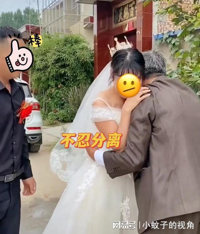 女儿结婚，父亲对着婚车泼了一盆水，女儿的举动令人动容