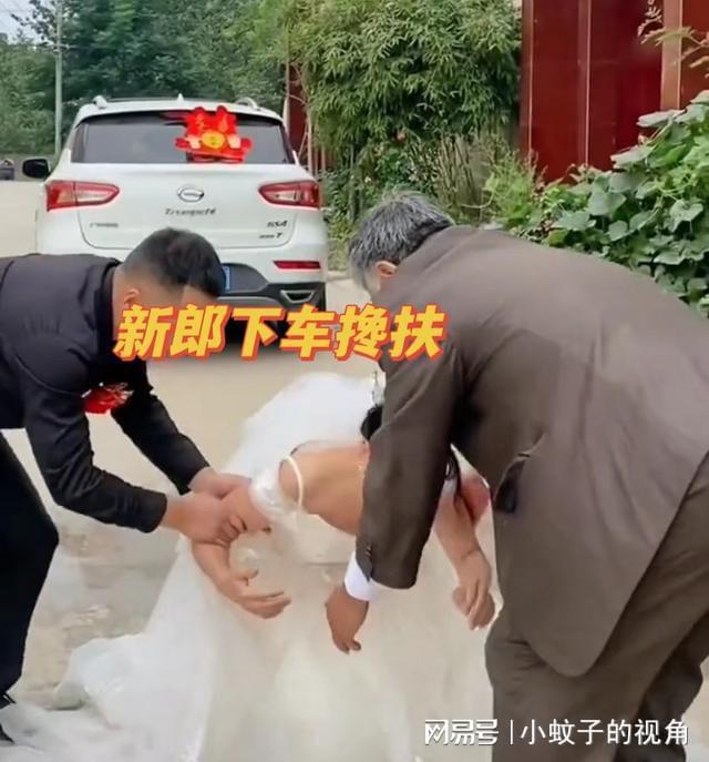 女儿结婚，父亲对着婚车泼了一盆水，女儿的举动令人动容