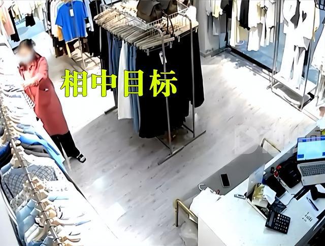 安徽滁州：女子逛街盗窃服装店连衣裙，尺码太小穿不上直接扔河里