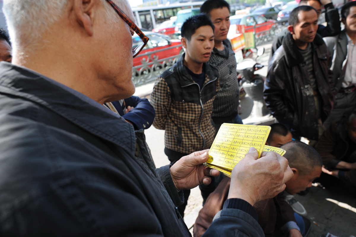 街头“神鸟算命”多是老人上当，两小时骗400元