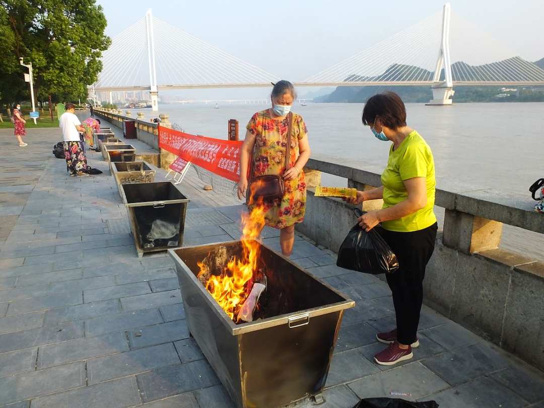 中元节，为啥要“烧纸吃鸭子”？老一辈人说的很详细，要学习一下