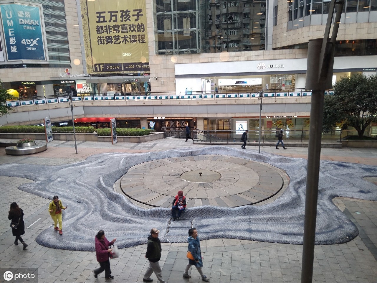 重庆街头现100平米大罗盘，市民打卡求财运，连风水师也惊叹