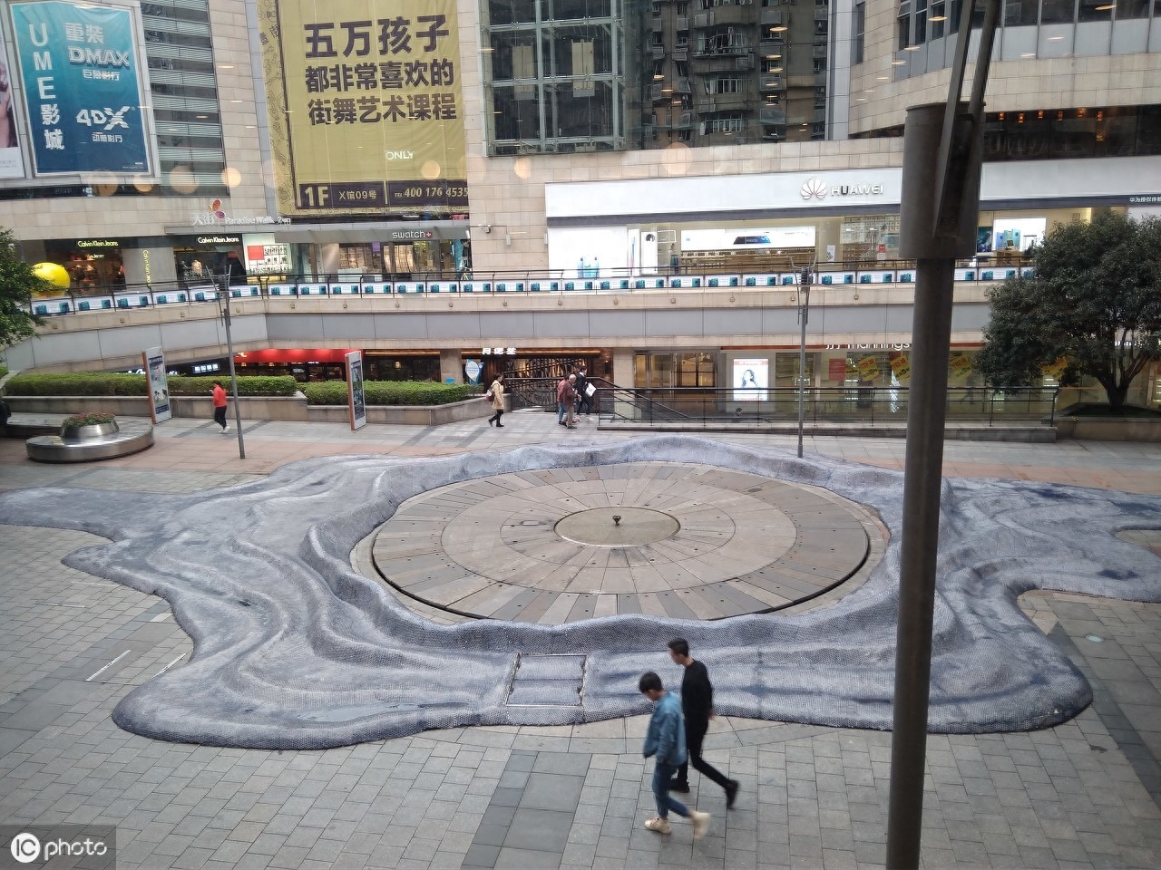 重庆街头现100平米大罗盘，市民打卡求财运，连风水师也惊叹